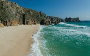 Secluded beach with rocky cliffs - representing broadband in Cornwall