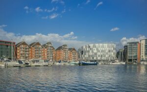 Ipswich Waterfront with marina boats and modern apartments – representing broadband in Ipswich