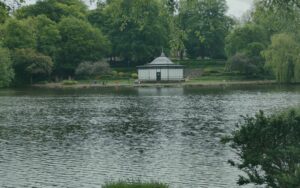 Walsall Arboretum lake with pavilion surrounded by trees – representing broadband in Walsall