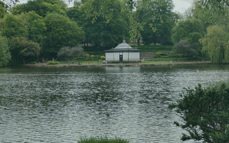 Walsall Arboretum lake with pavilion surrounded by trees – representing broadband in Walsall